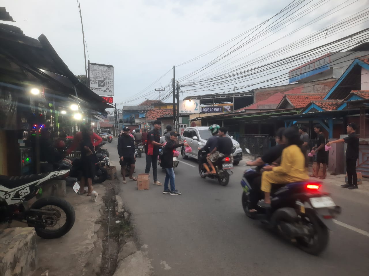 Komunitas Nissan Terrano (IONT) Chapter Macan Kumbang Siliwangi (MKS) Sambut Ramadan dengan Berbagi Takjil