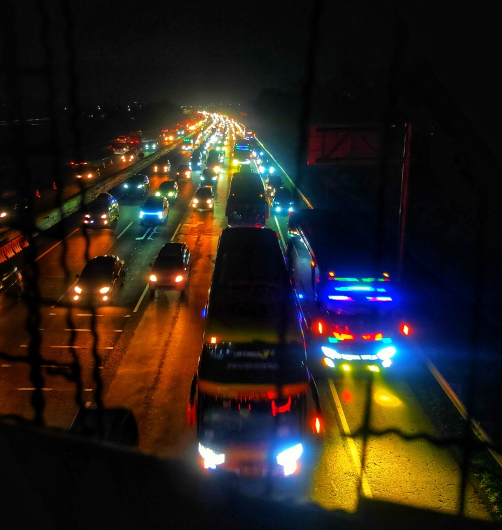 Prediksi Puncak Mudik Malam Ini, Tol Jakarta-Cikampek Alami Lonjakan Kendaraan