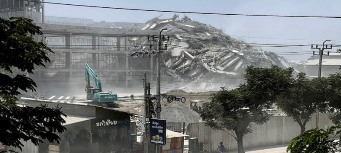 Gempa bumi dahsyat mengguncang Myanmar bagian tengah, Bangunan Runtuh Rata Dengan Tanah