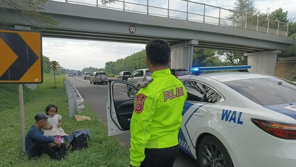 Pemudik Asal Aceh Di turunkan Di Tol Cipali, Bersama Anak Yang Sedang Sakit