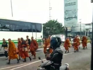 Jejak Spiritual Thudong di Cikampek: Langkah Khidmat Bhikkhu Menuju Borobudur Disambut Hangat Warga