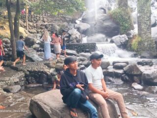 Sisa Dua Hari Libur Lebaran, Taman Batu Purwakarta Jadi Primadona Wisatawan