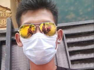 Wanita Paruh Baya Menangis Kesakitan Akibat Terjatuh dari Motor, Diduga Tersandung Kabel Telkomsel yang Menjuntai di Jalan Bendungan Walahar