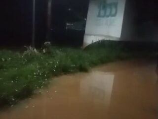 Curah Hujan Tinggi Picu Genangan di Perumahan Bumi Mekar Indah, Karawang Aktivitas Warga Terhambat