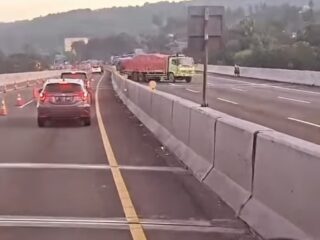 Insiden di Tol Cikamuning: Kendaraan Berat Diduga Gagal Mendaki, Tabrakan Tak Terhindarkan