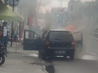 Mobil Tiba-Tiba Terbakar di Jl. Tuparev Karawang, Lalu Lintas Sempat Tersendat