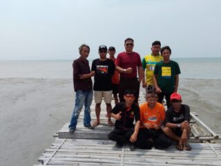 Komunitas Indonesia of Nissan Terano Ajak Masyarakat Jaga Alam dengan Aksi Bersih Pantai di Ciparage Karawang