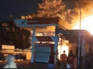Kebakaran Hebat Landa Pom Bensin di Desa Cibalong sari, Karawang, Jawa Barat 