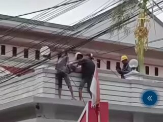 Tukang Bangunan Tersengat Listrik Saat Perbaiki Genteng di Kotabaru