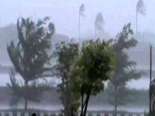 CIKAMPEK DILANDA HUJAN DERAS DAN ANGIN KENCANG, WARGA DIMINTA WASPADA