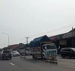 Arus Kendaraan dari Jawa Tengah Menuju Jakarta Tinggi, Kemacetan Parah Landa Simpang Jomin Sejak Dini Hari