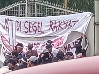 Aksi Demo di Depan Pabrik Semen Karawang Selatan Berujung Ricuh, Pos Satpam Dibakar