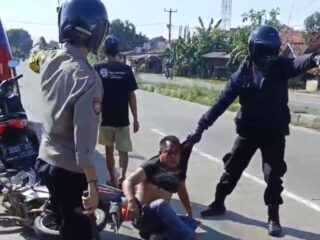 Rekaman Amatir Warga Tangkap Dramatis Penangkapan Diduga Maling Mobil di Karawang