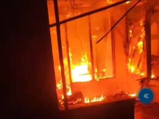 Kebakaran Melanda Rumah di Desa Gintung Kerta, Karawang, Api Berkobar Hebat