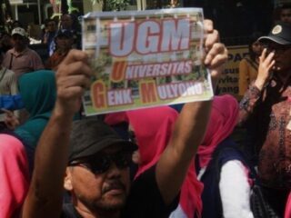 Massa Geruduk Rumah Jokowi di Solo, Tuntut Bukti Keaslian Ijazah