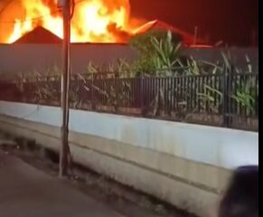 Kebakaran Hebat Landa Rumah Warga di Belakang RS. Hastien Cikangkung, Karawang
