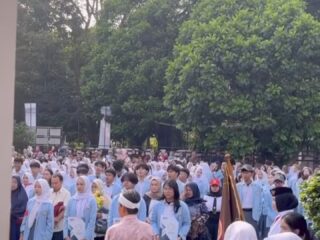 Kang Dedi Mulyadi Apresiasi Pelepasan Siswa SMKN 1 Bandung yang Penuh Kebersamaan