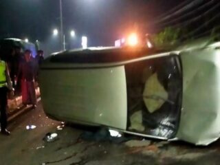 Mobil Innova Terguling di Kulon Progo, Sopir Meninggal Dunia