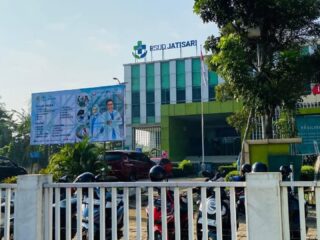 Fasilitas Umum di Depan RSUD Jatisari Karawang Memprihatinkan, Warga Berharap Perbaikan Segera