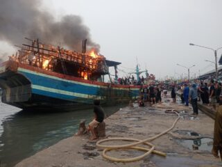 Kebakaran Kapal di Pelabuhan Jongor Jelang Sedekah Laut Kabupaten Tegal, Satu Korban Terluka !