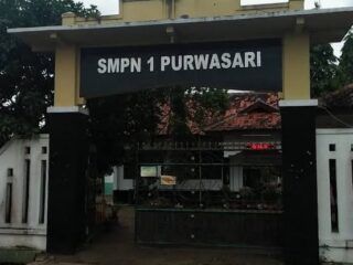 Kepala Sekolah SMPN 1 Purwasari Bantah Dugaan Pemaksaan Pembelian Seragam dan LKS