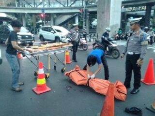 Kecelakaan mobil vs motor di lampu merah csw Jaksel, 1 orang tewas
