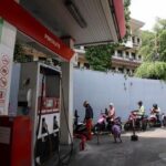 petugas-mengisi-bahan-bakar-minyak-bbm-jenis-pertalite-untuk-kendaraan-roda-dua-pada-salah-satu-spbu-di-jakarta-senin-18112024-4_169