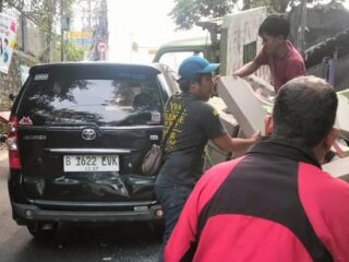 Truk Hebel Terguling Timpa Mobil di Sawangan, Lalin Macet Parah