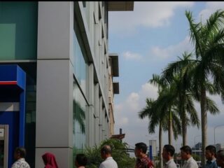 Kebijakan PPATK Picu 'Bank Run' Mini, Warga Jakarta Panik Tarik Tabungan