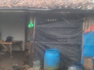 ​Karawang Berduka,Di Bawah Atap "Saringan" Hujan, Kakek Aming dan Nenek Icah Menanti Nurani Pemerintah