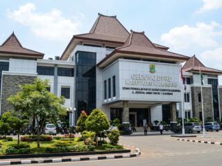 TSUNAMI KRITIK ASKUN: Menghantam DPRD Karawang, dari Palang Parkir hingga "Ijon Proyek"