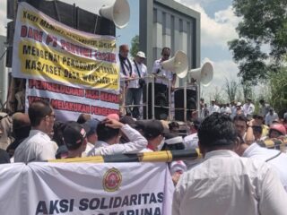 “Hidup Desa!” Menggema di Karawang: Aparatur Desa Jabar Ultimatum PT Pertiwi Lestari, Siap Tempuh Jalur Hukum hingga Aksi Lebih Besar
