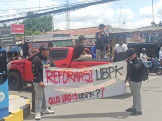 Bentuk kekecewaan terhadap Kampus, Mahasiswa UBP lakukan aksi unjuk rasa bersamaan dengan pelantikan Rektor baru