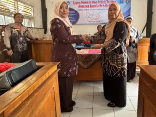 PISAH SAMBUT KEPALA SEKOLAH SDN DEWI SARI 1 RENGASDENGKLOK BERLANGSUNG KHIDMAT