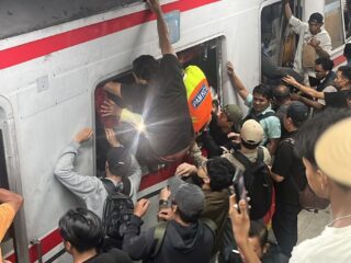 TRAGEDI KELABU DI BEKASI TIMUR: KA ARGO BROMO SERUDUK COMMUTER LINE, 7 ORANG JADI KORBAN