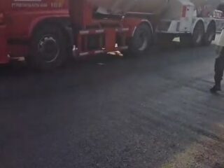 Aspal “Basah” Langsung Digilas Kendaraan, Proyek Jalan Rawa Gabus Karawang Menuai Kritik Tajam