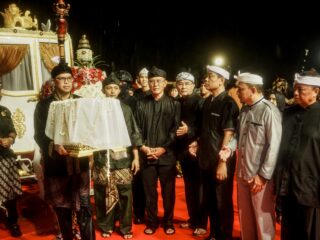 Bupati Ciamis iringi prosesi Kirab Mahkota Binokasih, Ribuan Warga Padati Astana Gede Kawali