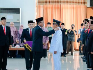 Lantik dan Ambil Sumpah Jabatan ASN, Bupati Herdiat: "Jangan Lelah Layani Masyarakat