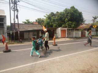 Sajadah di Tepi Jalan Raya,Dedikasi Tanpa Tepi Pak Andri bagi Siswa SDN Kalangsari 2
