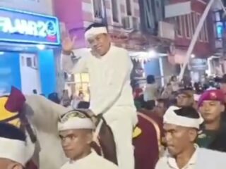 Lautan Manusia Saksi Kehadiran Mahkota Binokasih, Dedi Mulyadi Tunggangi Kuda Putih di Alun-Alun Karawang
