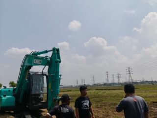 Wujudkan Mimpi Rumput Hijau: Pemuda Pancawati Gotong Royong Renovasi Lapangan Kebanggaan