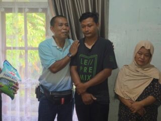 H.Wahyu Owner Durian Kujang Sambangi Korban Percobaan Bunuh Diri Di Cirahong
