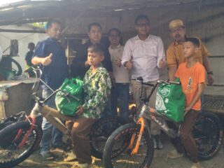 Aksi Nyata Legislator Karawang H. Abdul Azis, S.E.: Hadirkan Solusi untuk Dua  Siswa Sekolah  Dasar Kurang Mampu