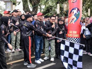 Semarak HUT Bhayangkara ke-80, Bupati Herdiat dan Forkopimda Lepas Ribuan Peserta Jalan Sehat di Alun-Alun Ciamis