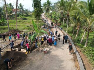 Semangat Gotong Royong Warga Desa Parungponteng, Kaum Perempuan Turut Ambil Bagian Bersama Satgas TMMD Ke-129 Kodim 0612/Tasikmalaya
