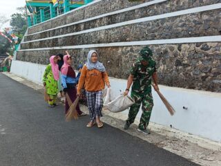 Satgas TMMD Ke-129 Kodim 0612/Tasikmalaya Bantu Warga Desa Parungponteng Laksanakan Jumat Bersih
