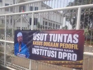 Pencopotan Spanduk Desakan Usut Dugaan Pedofilia di DPRD Karawang Tuai Kecaman: Bungkam Aspirasi Publik?