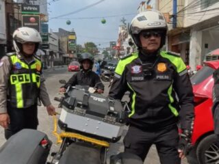 Satlantas Polresta Karawang Sigap Bantu Pengendara yang Alami Motor Mogok, Derek Motor ke SPBU Terdekat