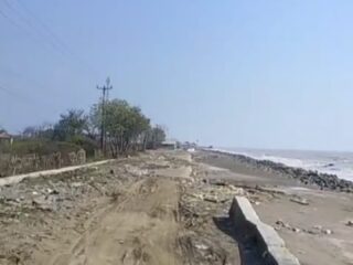 KELALAIAN BERBUAH BENCANA. Karawang Tenggelam, Akses Dusun Pisangan Hancur Ditelan Abrasi Tanpa Solusi Nyata!