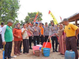 Gerak Cepat Hadirkan Solusi, Polres s Kunjungi Dusun Sirowo dengan Bantuan Air Bersih dan Sembako